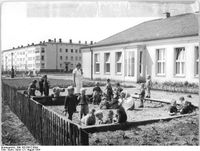 Bundesarchiv_Bild_183-26012-0004,_Eisenhüttenstadt,_Kindergarten_I,_Sandkasten